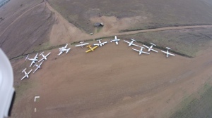 Alle Flugzeuge auf dem Parkplatz in der Serengeti